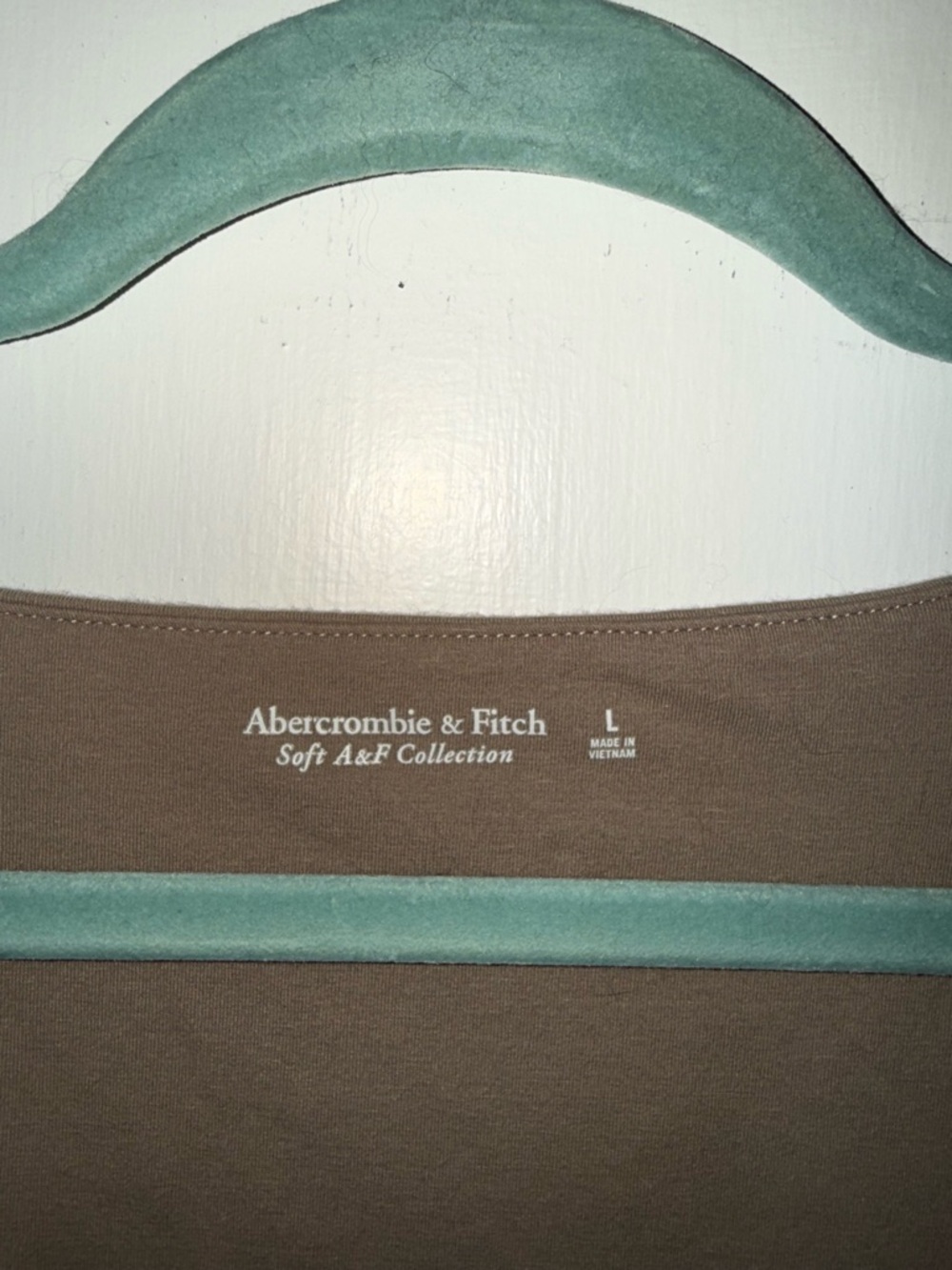Abercrombie & Fitch Long-Sleeve Scoop-Neck Bodysuit in Taupe - Picture 3 of 4